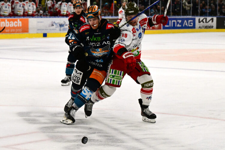 Patrick Söllinger (Steinbach Black Wings Linz), Brad McClure (HCB Suedtirol Alperia) Foto: Eisenbauer