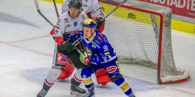 EC KAC verpflichtet Nick Pastujov 1 EBEL. Eishockey Bundesliga. EC VSV gegen BEMER Pioneers Vorarlberg. Blaz Tomazevic, (VSV), Nick Pastujov (Vorarlberg). Villach, am 13.1.2024. Foto: Kuess www.qspictures.net