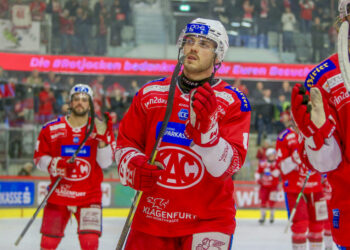 EC KAC gegen Asiago Hockey. Thomas Vallant (KAC). Foto: Kuess