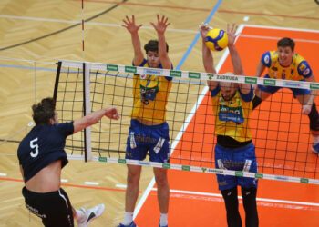 SK Zadruga Aich/Dob gegen VBK Woerther-See-Loewen Klagenfurt. Elia Stosch, Alpar Szabo, (Aich/Dob), Ben Stockhammer (Worthersee Loewen). Bleiburg, am 27.1.2024. Foto: Kuess www.qspictures.net