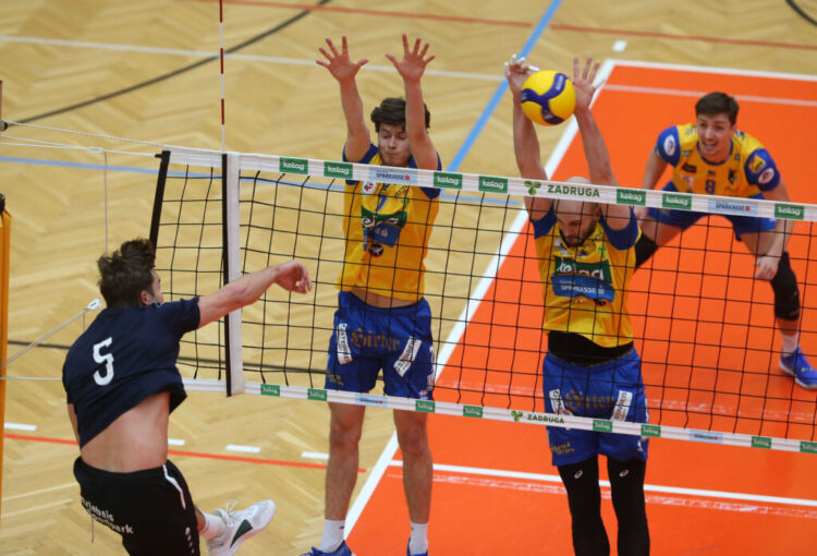 SK Zadruga Aich/Dob gegen VBK Woerther-See-Loewen Klagenfurt. Elia Stosch, Alpar Szabo, (Aich/Dob), Ben Stockhammer (Worthersee Loewen). Bleiburg, am 27.1.2024. Foto: Kuess www.qspictures.net