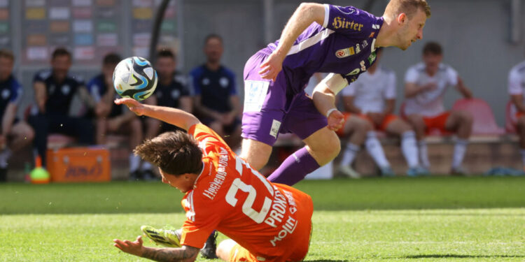 Hartberg empfängt Austria Klagenfurt: Hochspannung im Kampf um Europacup-Plätze 1 Fussball Bundesliga. SK Austria Klagenfurt gegen TSV Egger Glas Hartberg. Christopher Cvetko, (Klagenfurt), Dominik Prokop (Hartberg). Klagenfurt, am 7.4.2024. Foto: Kuess www.qspictures.net