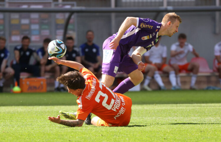 Fussball Bundesliga. SK Austria Klagenfurt gegen TSV Egger Glas Hartberg. Christopher Cvetko, (Klagenfurt), Dominik Prokop (Hartberg). Klagenfurt, am 7.4.2024. Foto: Kuess www.qspictures.net