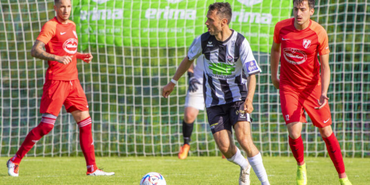 Ludmannsdorf: Brutalo Foul erhitzt die Gemüter! 1 Fußball 1. Klasse C, SV Ludmannsdorf - SV Glanegg am 20.05.2024 in Ludmannsdorf (Sportplatz), Austria, (Photo by Ernst Krawagner sport-fan.at)