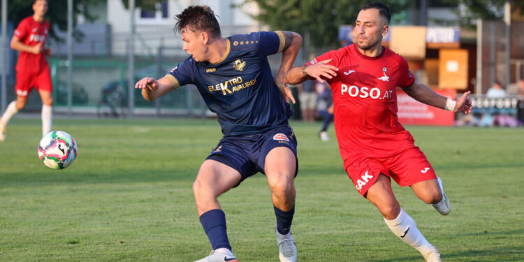 Kärntner Liga: St. Veit Leader - SAK gegen Velden endet torlos 1 Fussball Kaerntner Liga. SAK gegen Velden. Yosifov Svetlozar Angelov (SAK), Florian Schaller (Velden). Welzenegg, am 10.8.2024.
Foto: Kuess
www.qspictures.net