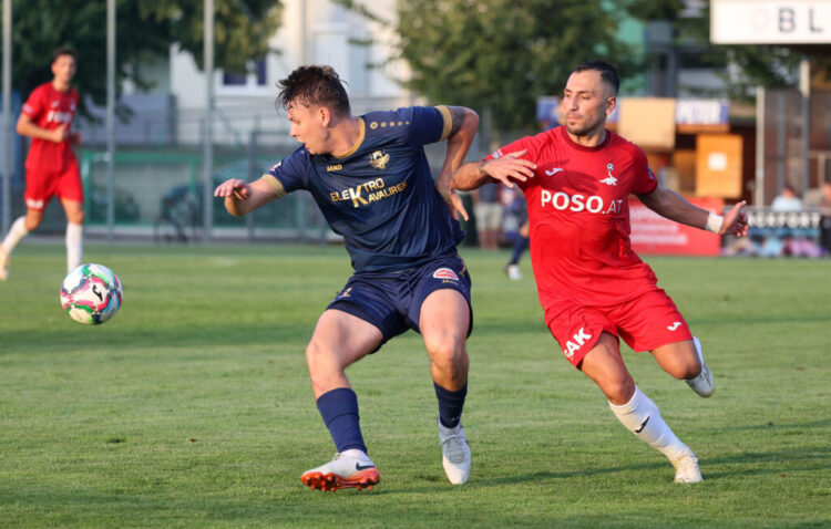 Fussball Kaerntner Liga. SAK gegen Velden. Yosifov Svetlozar Angelov (SAK), Florian Schaller (Velden). Welzenegg, am 10.8.2024.
Foto: Kuess
www.qspictures.net