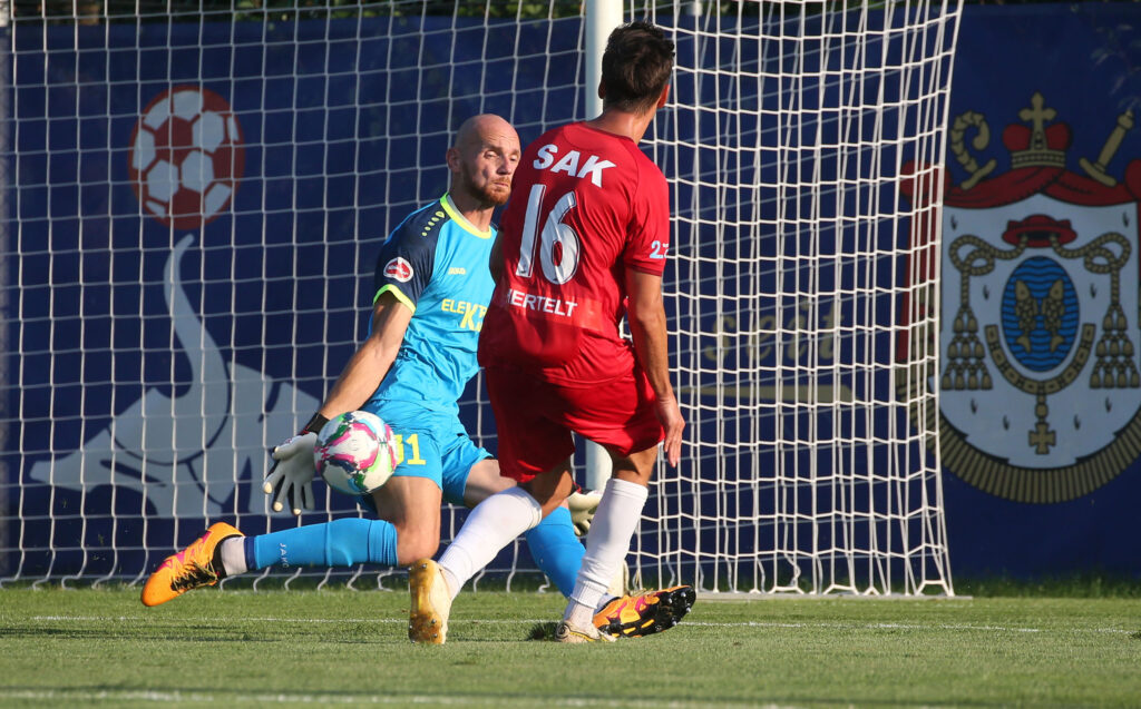 Fussball Kaerntner Liga. SAK gegen Velden.  Sebastian Hertelt (SAK), Alexander Kofler  (Velden). Welzenegg, am 10.8.2024.
Foto: Kuess
www.qspictures.net