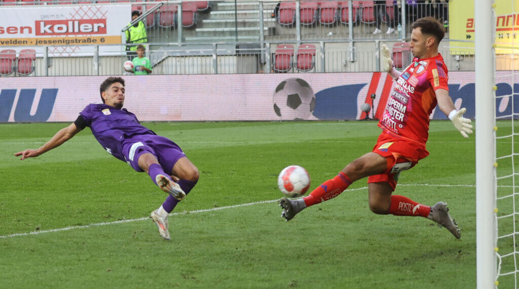 Von Hartberg nach Hibernian: Sallinger hebt ab ins Insel-Abenteuer! 1 Fussball Bundesliga. SK Austria Klagenfurt gegen TSV Egger Glas Hartberg . Ben Bobzien, (Klagenfurt), Raphael Lukas Sallinger (Hartberg). Klagenfurt, am 21.9.2024. Foto: Kuess www.qspictures.net