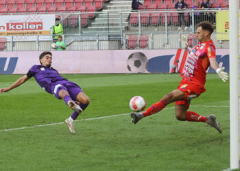 Fussball Bundesliga. SK Austria Klagenfurt gegen TSV Egger Glas Hartberg . Ben Bobzien, (Klagenfurt), Raphael Lukas Sallinger (Hartberg). Klagenfurt, am 21.9.2024. Foto: Kuess www.qspictures.net