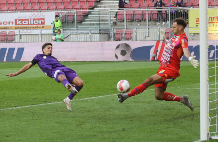 Fussball Bundesliga. SK Austria Klagenfurt gegen TSV Egger Glas Hartberg . Ben Bobzien, (Klagenfurt), Raphael Lukas Sallinger (Hartberg). Klagenfurt, am 21.9.2024. Foto: Kuess www.qspictures.net