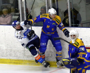 Eishockey AHC Division I. Althofen gegen Steindorf. ISOPP, Maximilian Oliver (Althofen), HOBITSCH, Samuel (Steindorf). Althofen, am 3.1.2026. Foto: Kuess www.qspictures.net
