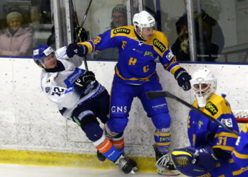 Eishockey AHC Division I. Althofen gegen Steindorf. ISOPP, Maximilian Oliver (Althofen), HOBITSCH, Samuel (Steindorf). Althofen, am 3.1.2026. Foto: Kuess www.qspictures.net