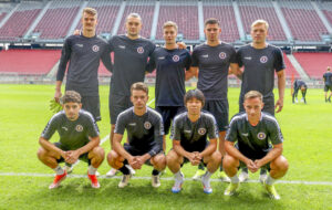 Fussball Bundesliga. Training SK Austria Klagenfurt. Hinten von links: Simon Spari, Niklas Szerencsi, Tobias Koch, David Toshevski and Jonas Kuehn. Vorne von links: Ben Bobzien, Philipp Wydra, Min-young Lee and Laurenz Dehl .. Foto: Kuess www.qspictures.net