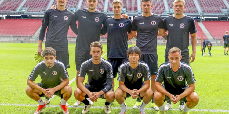 Neustart bei Austria Klagenfurt: Freitag Test gegen SK Treibach 1 Fussball Bundesliga. Training SK Austria Klagenfurt. Hinten von links: Simon Spari, Niklas Szerencsi, Tobias Koch, David Toshevski and Jonas Kuehn. Vorne von links: Ben Bobzien, Philipp Wydra, Min-young Lee and Laurenz Dehl .. Foto: Kuess www.qspictures.net