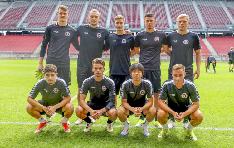 Fussball Bundesliga. Training SK Austria Klagenfurt. Hinten von links: Simon Spari, Niklas Szerencsi, Tobias Koch, David Toshevski and Jonas Kuehn. Vorne von links: Ben Bobzien, Philipp Wydra, Min-young Lee and Laurenz Dehl .. Foto: Kuess www.qspictures.net