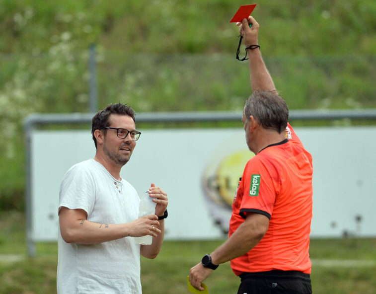 Fussball, 2022- 08-07; UL Ost Ludmannsdorf weiss/schwarz - Eisenkappel blau im Bild: Eisenkappel TR Bernhard Starz ST Meschnark Gerhard PhotoCredit: Hermann Sobe