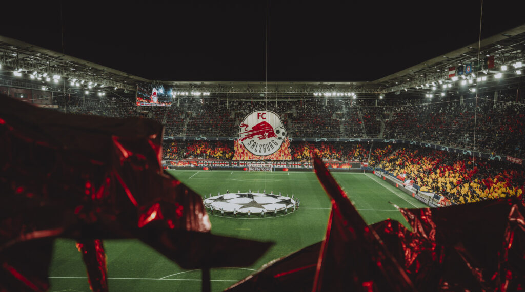 Red Bull Salzburg vor harter UCL-Qualifikation: FC Twente wartet 1 SALZBURG, AUSTRIA - DECEMBER 12: An overview during the tifo of the Red Bull Arena prior to the UEFA Champions League Group D match FC Salzburg vs. SL Benfica Lisbon on December 12, 2023 in Salzburg, Austria. Photo by Fabian Weirather - FC Red Bull Salzburg