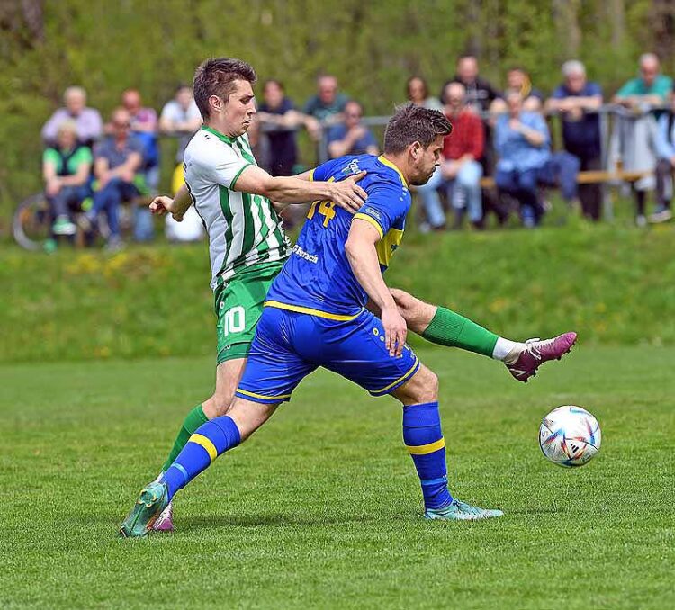 Fussball, 2023-04-29; 1 KL D DSg Ferlach blau/gelb - Tainach grün/weiss
im Foto DSG Ferlach Marcel Lausegger - tainach Stefan Opietnik
PhotoCredit: Hermann Sobe