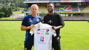 David Atanga mit Wolfsberger AC Trainer Dietmar Kühbauer