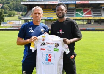 David Atanga mit Wolfsberger AC Trainer Dietmar Kühbauer