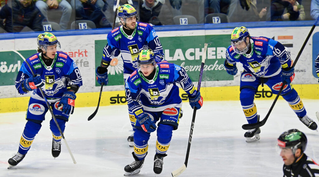 Heiß auf Bozen: „Adler“ des VSV wollen Erfolgslauf fortsetzen! 1 #10 VALLANT Thomas EC VSV, Jubel #42 LANZINGER Benjamin EC VSV, #46 WALL Alex EC VSV, EC IDM Wärmepumpen VSV vs. MIGROSS SUPERMERCATI ASIAGO HOCKEY, EC IDM Wärmepumpen VSV vs. MIGROSS SUPERMERCATI ASIAGO HOCKEY am 03.11.2024 in Villach (Stadthalle Villach), Austria, (Photo by Bernd Stefan)