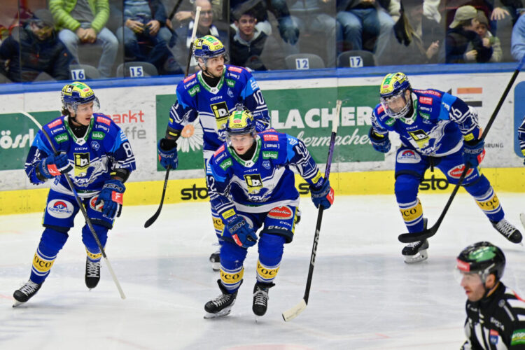 #10 VALLANT Thomas EC VSV, Jubel #42 LANZINGER Benjamin EC VSV, #46 WALL Alex EC VSV, EC IDM Wärmepumpen VSV vs. MIGROSS SUPERMERCATI ASIAGO HOCKEY, EC IDM Wärmepumpen VSV vs. MIGROSS SUPERMERCATI ASIAGO HOCKEY am 03.11.2024 in Villach (Stadthalle Villach), Austria, (Photo by Bernd Stefan)