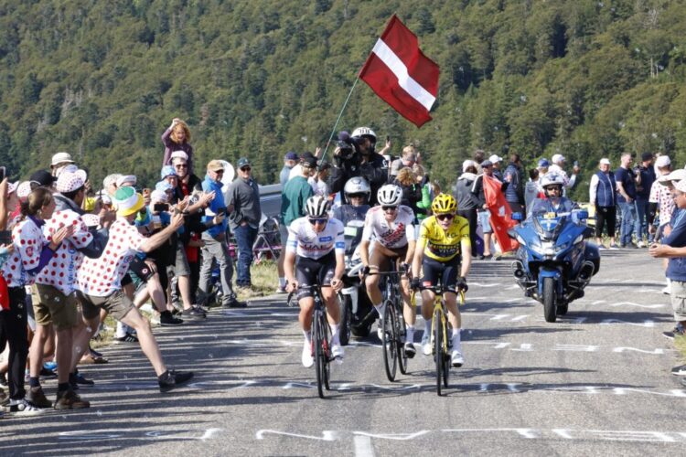22.07.2023, Le Markstein Fellering, FRA, Tour de France 2023, 20. Etappe, von Belfort nach Le Markstein Fellering (133 km), im Bild Tadej Pogacar (SLO), Felix Gall (AUT), Jonas Vingegaard (DAN), photo pool l'equipe // during the stage 20 of 2023 Tour de France from Belfort to Le Markstein Fellering (133 km). Le Markstein Fellering, France on 2023/07/22. EXPA Pictures © 2023, PhotoCredit: EXPA/ Pressesports/ Etienne Garnier

*****ATTENTION - for AUT, SLO, CRO, SRB, BIH, MAZ, POL only*****