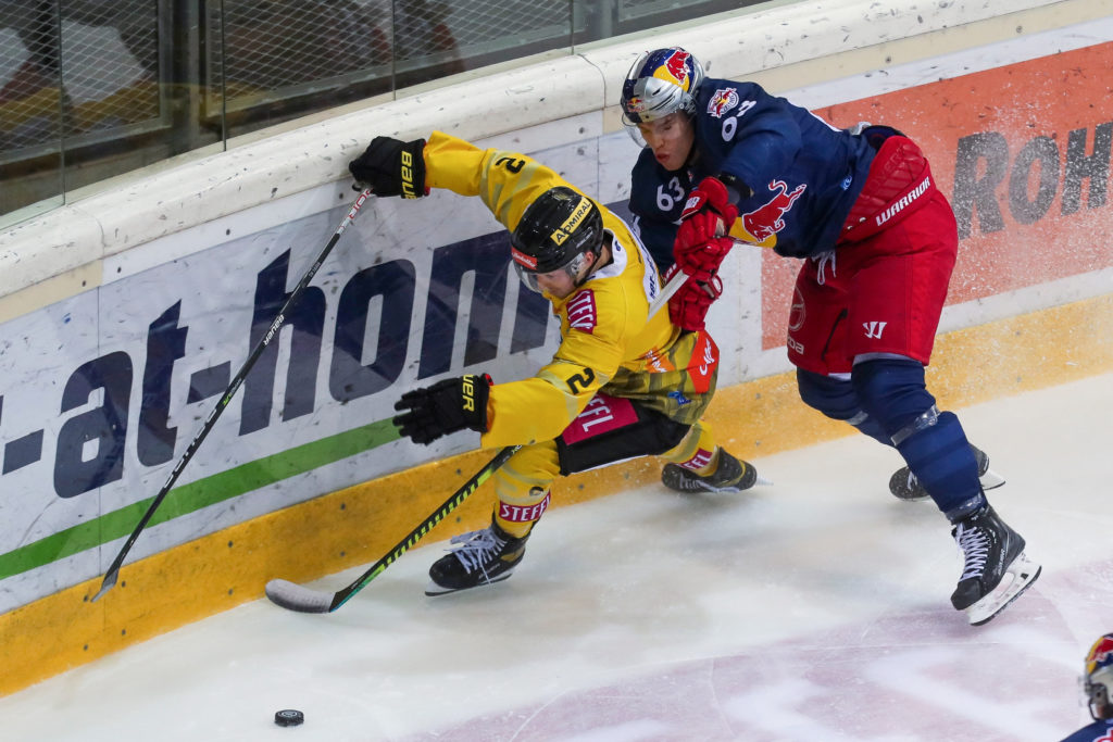 VIENNA,AUSTRIA,08.FEB.22 - ICE HOCKEY - ICE Hockey League, EC Vienna Capitals vs EC Red Bull Salzburg. Image shows Lukas Piff (Capitals) and Jakub Borzecki (EC RBS). Photo: GEPA pictures/ Philipp Brem - For editorial use only. Image is free of charge.