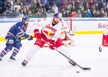 SALZBURG,AUSTRIA,12.MAR.23 - ICE HOCKEY - ICE Hockey League, play off quarterfinal, EC Red Bull Salzburg vs Fehervar Alba Volan 19. Image shows Alexander Petan (Alba Volan) and Andrew MacWilliam (EC RBS). Photo: GEPA pictures/ Gintare Karpaviciute - For editorial use only. Image is free of charge.