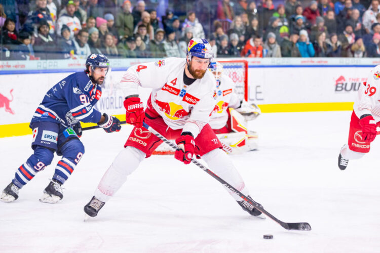 SALZBURG,AUSTRIA,12.MAR.23 - ICE HOCKEY - ICE Hockey League, play off quarterfinal, EC Red Bull Salzburg vs Fehervar Alba Volan 19. Image shows Alexander Petan (Alba Volan) and Andrew MacWilliam (EC RBS). Photo: GEPA pictures/ Gintare Karpaviciute - For editorial use only. Image is free of charge.