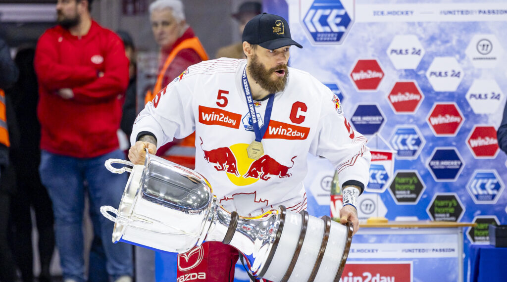 Historischer Hattrick: Red Bulls Salzburg setzen Siegeszug mit ICE-Titel fort! 1 KLAGENFURT,AUSTRIA,19.APR.24 - ICE HOCKEY - ICE Hockey League, play off final, Klagenfurter AC vs EC Red Bull Salzburg. Image shows Thomas Raffl (EC RBS). Photo: GEPA pictures/ Gintare Karpaviciute - For editorial use only. Image is free of charge.