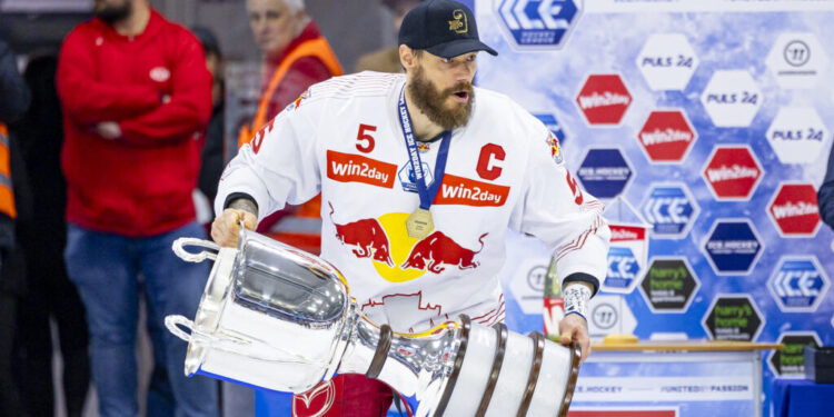 Historischer Hattrick: Red Bulls Salzburg setzen Siegeszug mit ICE-Titel fort! 1 KLAGENFURT,AUSTRIA,19.APR.24 - ICE HOCKEY - ICE Hockey League, play off final, Klagenfurter AC vs EC Red Bull Salzburg. Image shows Thomas Raffl (EC RBS). Photo: GEPA pictures/ Gintare Karpaviciute - For editorial use only. Image is free of charge.