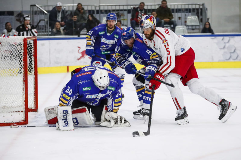SALZBURG,AUSTRIA,25.SEP.19 - ICE HOCKEY - ICE Hockey League, EC Red Bull Salzburg vs Villacher SV. Image shows Tyler Beskorowany (VSV), Kevin Schmidt (VSV) and Thomas Raffl (EC RBS). Photo: GEPA pictures/ Jasmin Walter - For editorial use only. Image is free of charge.