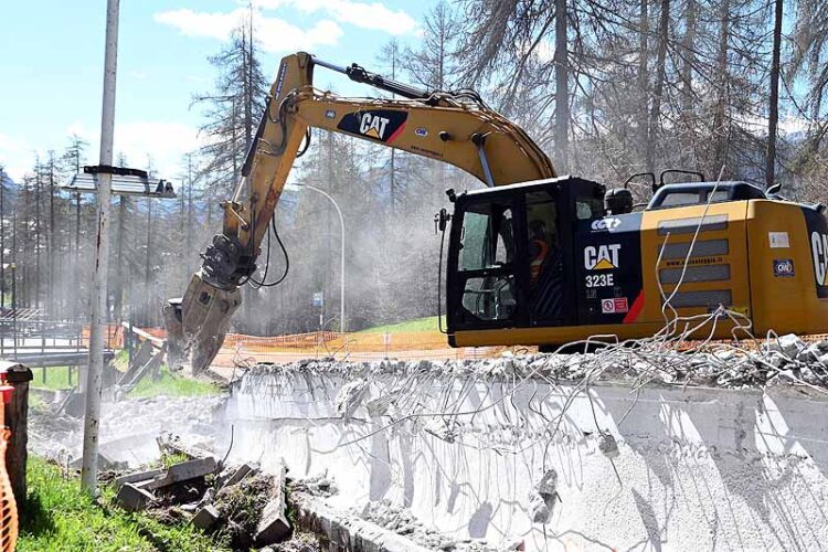 Kunstbahnrodeln 2023-04-26 , ITA Cortina Olympia 2026,  Bahnbau, Abriss der alten Olympiabahn
im  Bild : ITA Cortina 2026     Bau der Kunstbahn
PhotoCredit: Hermann Sobe