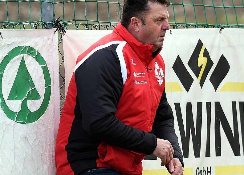 Fussball, 2023- 04-09 ;1 KL A; Lurnfeld Pink/ Grau - Irschen rot/weiss
im Bild: Irschen SL Peter Benedikt
PhotoCredit: Hermann Sobe