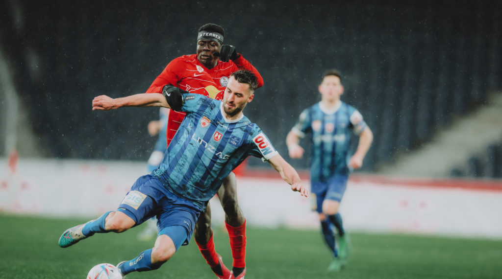 SALZBURG, AUSTRIA - APRIL 14: Manuel Maranda of FC Blau Weiß Linz challenges Oumar Diakite of FC Liefering during the 2. Liga match between FC Liefering and FC Blau Weiss Linz at Red Bull Arena on April 14, 2023 in Salzburg, Austria. (Photo by Jasmin Walter - FC Liefering/FC Liefering via Getty Images)