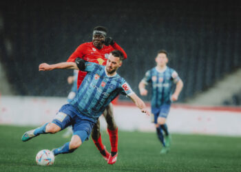 SALZBURG, AUSTRIA - APRIL 14: Manuel Maranda of FC Blau Weiß Linz challenges Oumar Diakite of FC Liefering during the 2. Liga match between FC Liefering and FC Blau Weiss Linz at Red Bull Arena on April 14, 2023 in Salzburg, Austria. (Photo by Jasmin Walter - FC Liefering/FC Liefering via Getty Images)