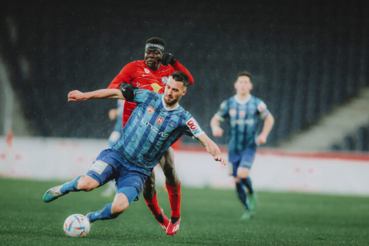 SALZBURG, AUSTRIA - APRIL 14: Manuel Maranda of FC Blau Weiß Linz challenges Oumar Diakite of FC Liefering during the 2. Liga match between FC Liefering and FC Blau Weiss Linz at Red Bull Arena on April 14, 2023 in Salzburg, Austria. (Photo by Jasmin Walter - FC Liefering/FC Liefering via Getty Images)