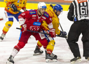 (c) 2023 - ICE HOCKEY-LEAGUE, EC KAC gegen Asiago. - Bild zeigt: Lukas Haudum (EC KAC) und William Rapuzzi (Asiago Hockey).