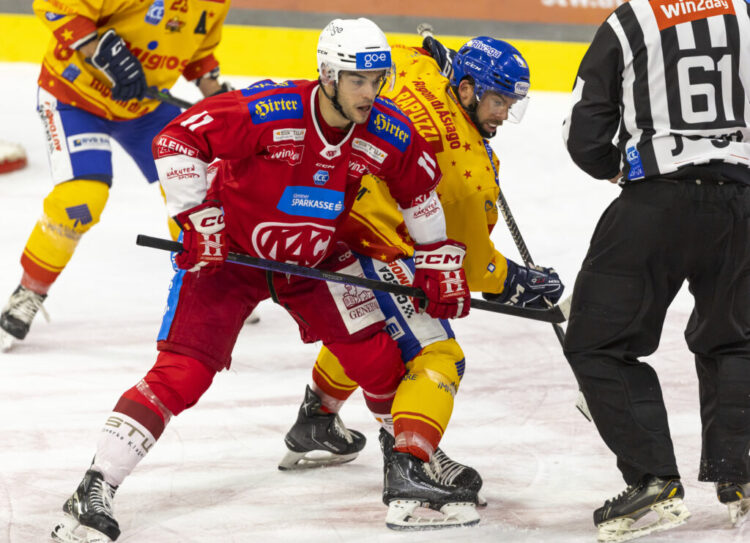 (c) 2023 - ICE HOCKEY-LEAGUE, EC KAC gegen Asiago. - Bild zeigt: Lukas Haudum (EC KAC) und William Rapuzzi (Asiago Hockey).
