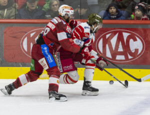 EC KAC gegen HC Foxes Bozen. Raphael Herburger (KAC) und Daniel Mantenuto (Bozen). Foto: Wolfgang Jannach