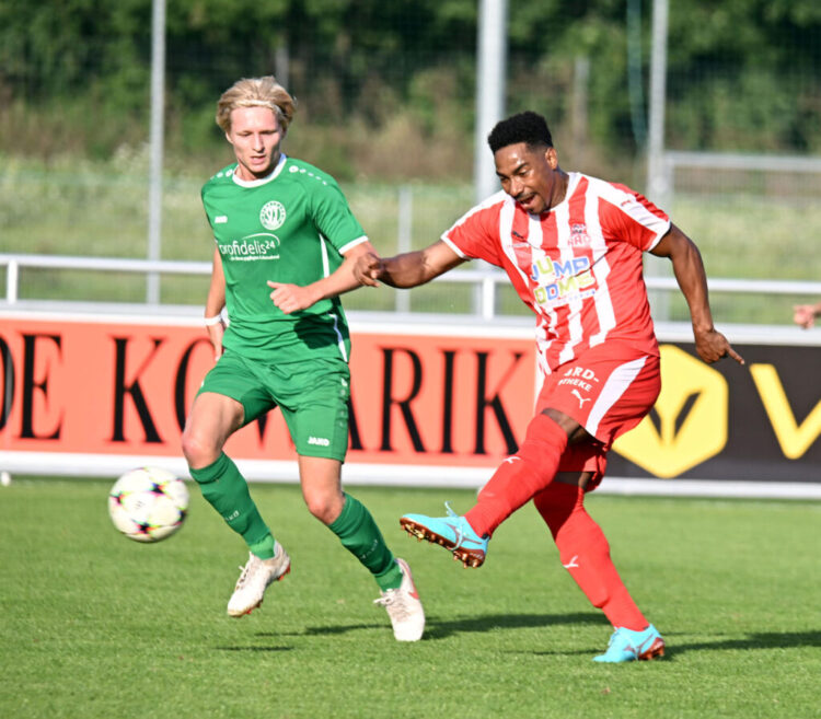 Fussball, 2023entsch- 07-28 LIGA,Landskron grün - KAC rot/weiss
im Bild: Landskron Philipp Clementschitsch - KAC Sandro Da Silva
PhotoCredit: Hermann Sobe