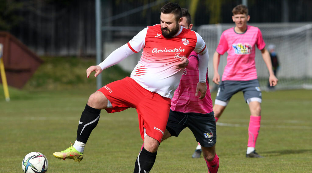 Fussball, 2023- 04-09 ;1 KL A; Lurnfeld Pink/ Grau - Irschen rot/weiss
im Bild: Lurnfeld Simon Auernig - Irschen Sven Lovric
PhotoCredit: Hermann Sobe