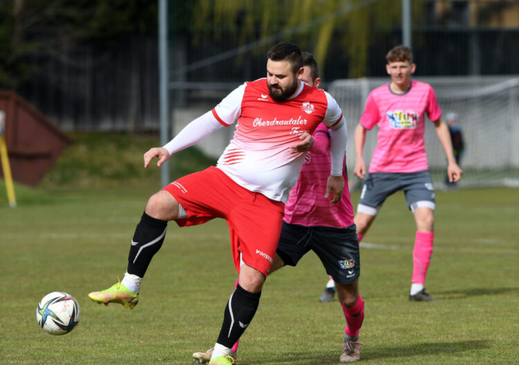 Fussball, 2023- 04-09 ;1 KL A; Lurnfeld Pink/ Grau - Irschen rot/weiss
im Bild: Lurnfeld Simon Auernig - Irschen Sven Lovric
PhotoCredit: Hermann Sobe