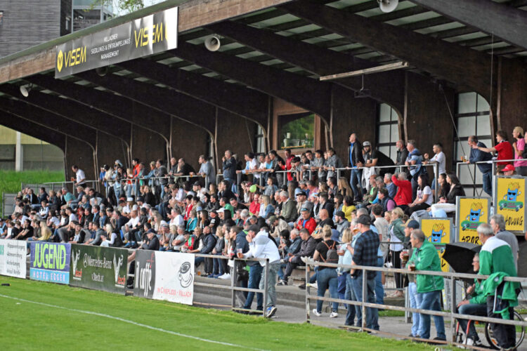 Fussball, 2023-05-06  ;2 KL B;  Magdalen schwarz - Rosegg grün/weiss
im  Bild: Magdalen  Fans 
PhotoCredit: Hermann Sobe