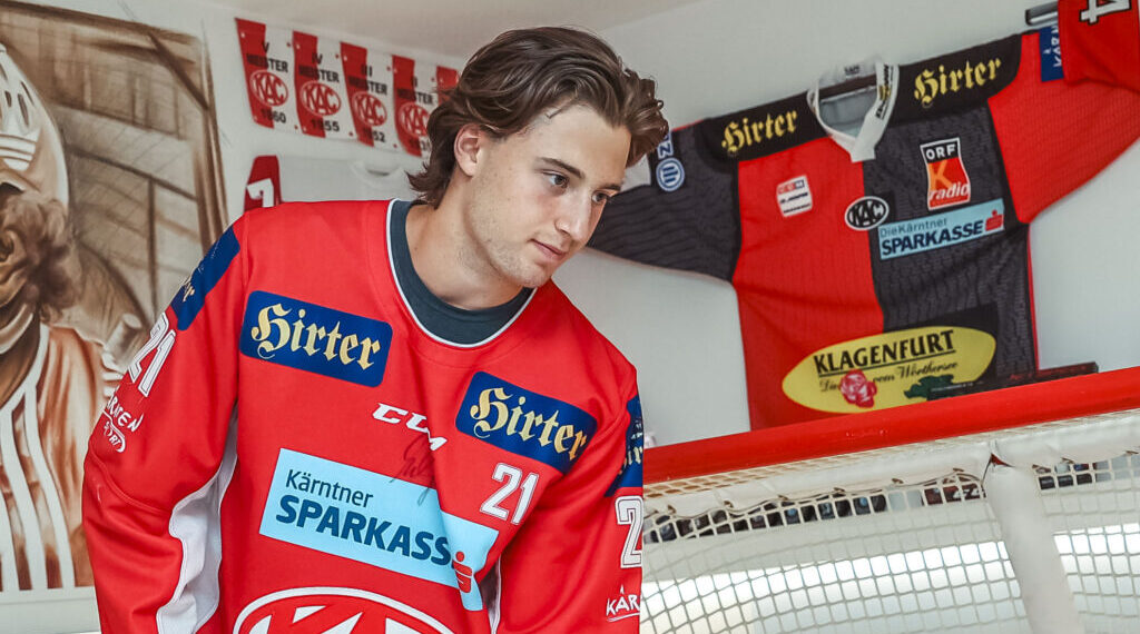 Kasper mit Premieren-Tor bei Detroit Niederlage 1 Eishockey. Besuch von Marco Kasper bei KAC Archivar Robert Platzer. Marco Kasper. Hermagor, am 4.7.2024. Foto: Kuess www.qspictures.net