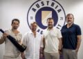 Matthias Dollinger mit dem Austria Klagenfurt Präsidium Helmut Kaltenegger Zeljko Karajica Thomas Offner