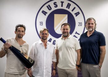 Matthias Dollinger mit dem Austria Klagenfurt Präsidium Helmut Kaltenegger Zeljko Karajica Thomas Offner