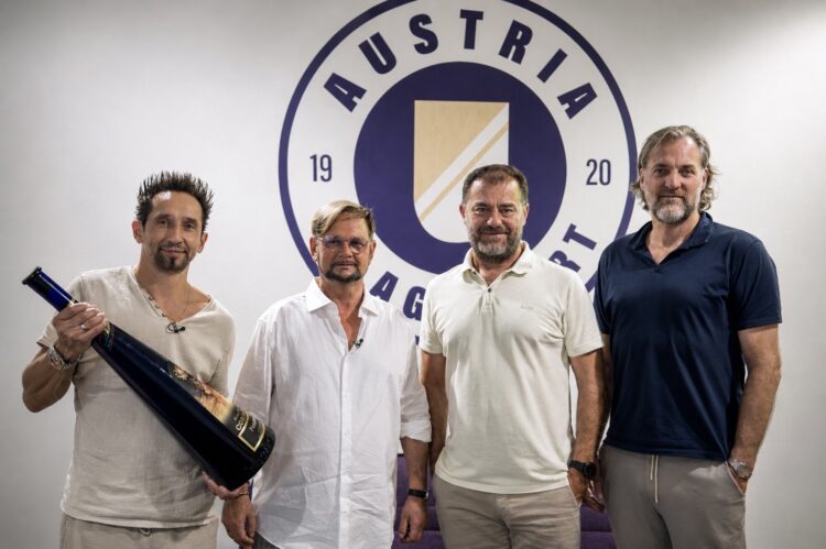 Matthias Dollinger mit dem Austria Klagenfurt Präsidium Helmut Kaltenegger Zeljko Karajica Thomas Offner