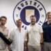 Matthias Dollinger mit dem Austria Klagenfurt Präsidium Helmut Kaltenegger Zeljko Karajica Thomas Offner